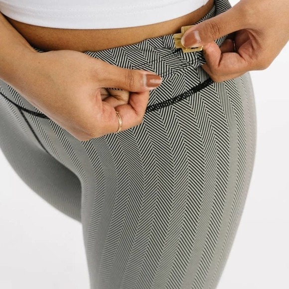 Zyia‎ Active Black Herringbone Hi Rise 7/8 Leggings 2 Grey - Picture 2 of 7